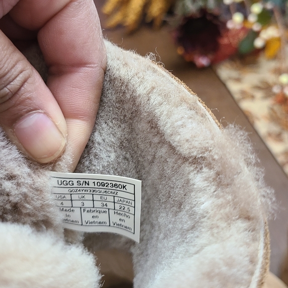 UGGS - Picture 3 of 5